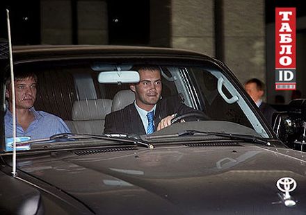 Януковичу подарили натюрморт и «что-то очень личное» (фоторепортаж)