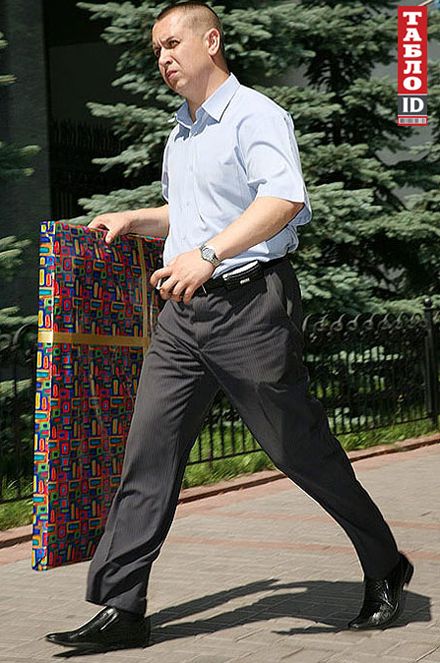 Януковичу подарили натюрморт и «что-то очень личное» (фоторепортаж)