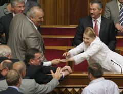 Юлія Тимошенко приймає вітання після невдалого голосування за її відставку з посади прем`єр-міністра. Київ, 11 липня
