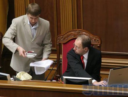 Яценюк настраивал депутатов, что сидеть им в ту пятницу до упора...