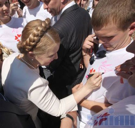 Юлия Тимошенко раздает автографы