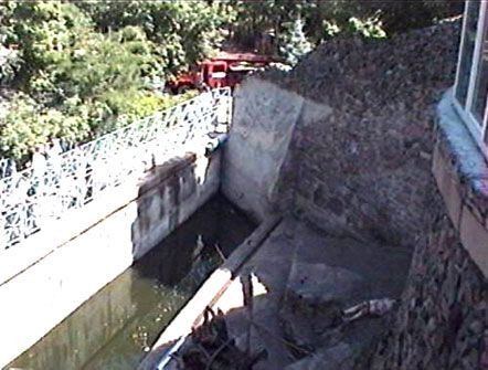 Спасатели пытаются достать тело из медвежьего вольера (фото)