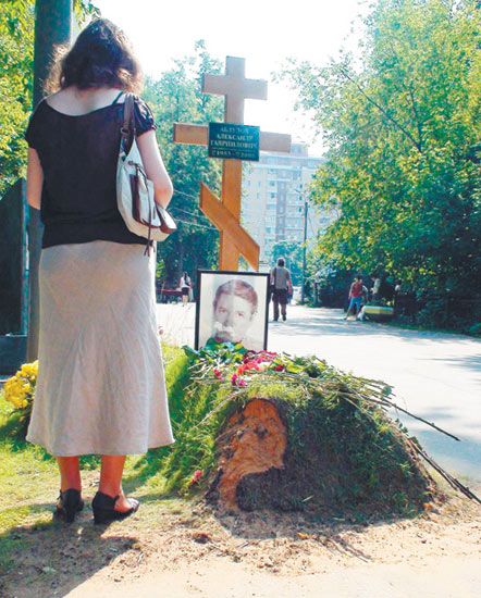 З могили Олександра Абдулова вкрали землю (фото)