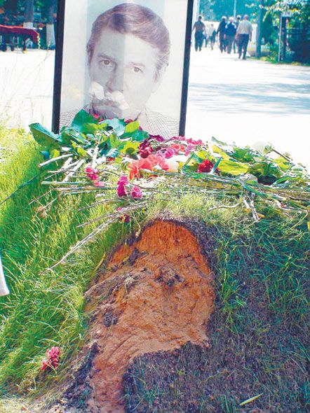 З могили Олександра Абдулова вкрали землю (фото)