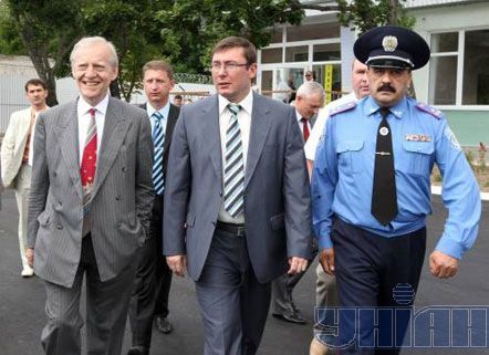 Глава представительства Еврокомиссии Иен Боуг и министр внутренних дел Украины Юрий Луценко