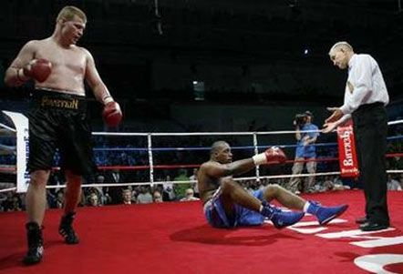 Российский боксер выиграл право на бой с Кличко (добавлены фото)