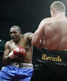 Российский боксер выиграл право на бой с Кличко (добавлены фото)