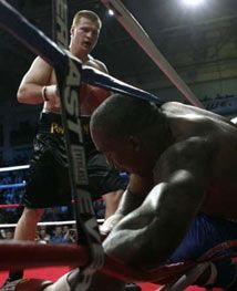 Российский боксер выиграл право на бой с Кличко (добавлены фото)