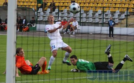 Полузащитник ФК ”Львов” Вадим Панас забивает гол на 22-й минуте