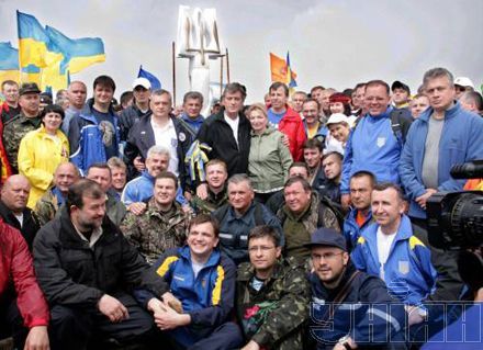Виктор Ющенко фотографируется на память с участниками восхождения на гору Говерла