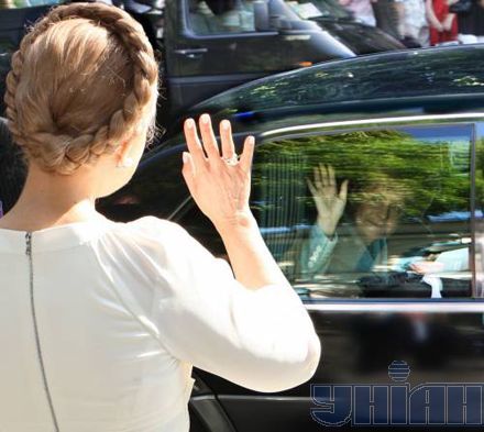 Тимошенко подарувала Меркель вишиті маки з мережкою (фоторепортаж)