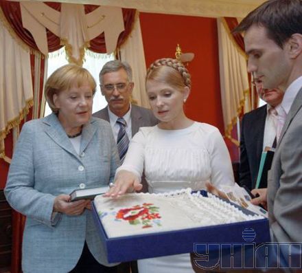 Тимошенко подарувала Меркель вишиті маки з мережкою (фоторепортаж)