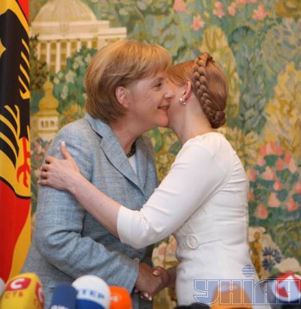 Тимошенко подарувала Меркель вишиті маки з мережкою (фоторепортаж)