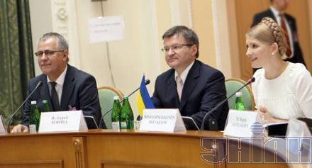 Тимошенко подарувала Меркель вишиті маки з мережкою (фоторепортаж)