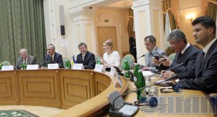 Тимошенко подарувала Меркель вишиті маки з мережкою (фоторепортаж)