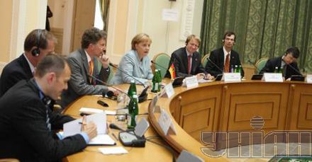 Тимошенко подарувала Меркель вишиті маки з мережкою (фоторепортаж)