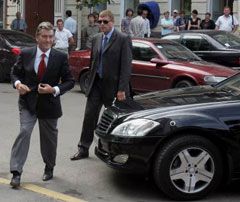 Виктор Ющенко приехал в ГПУ на допрос по делу о своем отравлении. Президент пообещал журналистам ”много новых и странных” обстоятельств. Киев, 22 июля