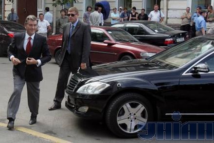 Ющенко забезпечив 'пунктуальну присутність' у ГПУ (фоторепортаж)