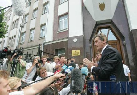 Ющенко забезпечив 'пунктуальну присутність' у ГПУ (фоторепортаж)