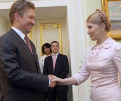 Олексій Міллер і Юлія Тимошенко перед початком зустрічі в Києві. 22 липня