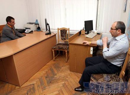Кернеса допитують у МВС (фоторепортаж)
