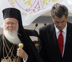 Ecumenical Patriarchy Bartholomew I and President of Ukraine Victor Yushchenko during the meeting in Boryspil airport. Kyiv, July 25