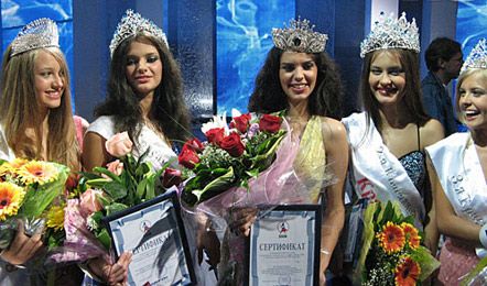 Финалистки конкурса «Краса России 2008» (справа налево) Анна Вишневская, Жанна Власьевская, Софья Ларина, Екатерина Копылова