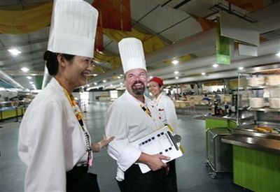 В Пекине торжественно открыли Олимпийский городок (фото)