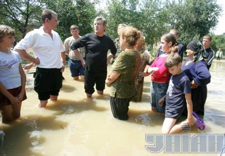 Ющенко ходит по колено в воде по Ивано-Франковщине (фото)