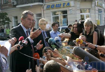 Ющенко іде до слідчого (фоторепортаж)