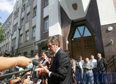 Ющенко идет к следователю (5 фото)