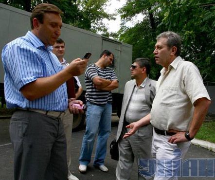 И.о. руководителя управления по борьбе с торговлей людьми Сергей Коломиец (слева) задерживает израильского хирурга Михаила Зиса, обвиняемого в незаконной трансплантации донорских органов