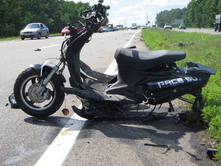 У зіткненні скутера і 'Газелі' загинула дівчина і двоє хлопців (фото)