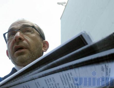 Секретарь Харьковского горсовета Геннадий Кернес демонстрирует журналистам копию депутатского запроса нардепа Григория Омельченко (фракция БЮТ), в котором, по словам Кернеса, содержатся абсурдные обвинения против мэра Харькова Михаила Добкина и самого Кернеса