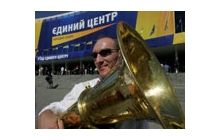 Съезд ЕЦ: Президент не приехал, Балога главой не стал, зато партия - настоящая