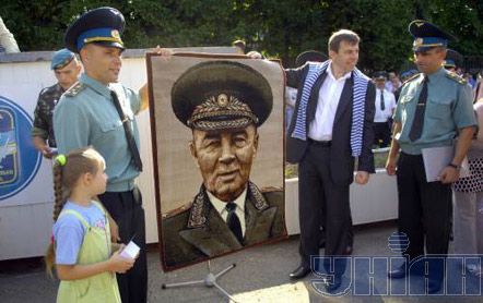 Губернатор Львовской области Николай Кмить вручает десантникам гобелен с портретом командующего ВДВ СССР в 1959-1979 гг. генерала Маргелова во время празднования Дня аэромобильных войск.