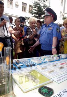 Начальник Харьковского УВД Виктор Развадовский у стенда управления по борьбе с незаконным оборотом наркотиков (БНОН)