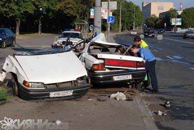 ДТП в Киеве: автомобиль разорвало на две части (фото)