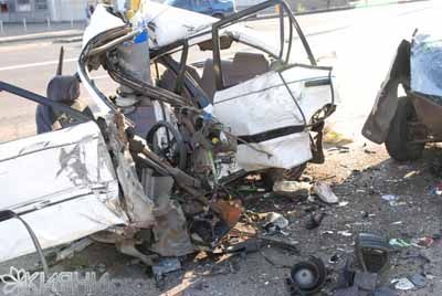 ДТП в Киеве: автомобиль разорвало на две части (фото)