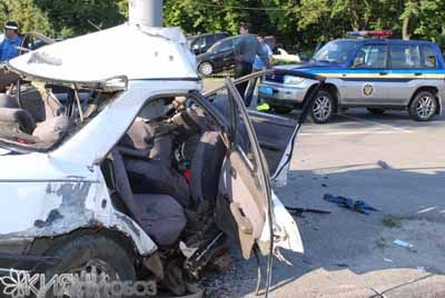 ДТП в Киеве: автомобиль разорвало на две части (фото)