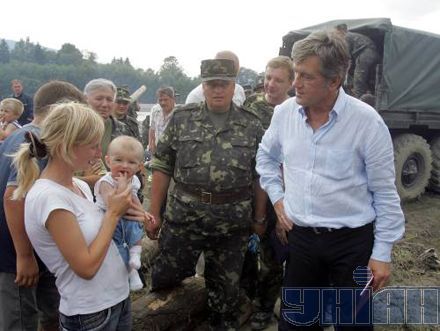 Ющенко побував у зоні лиха на Прикарпатті (фоторепортаж)