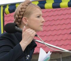 Yulia Tymoshenko delivering a speech at the meeting with entrepreneurs of Kalinovskyi market. Chernovtzy, August 4
