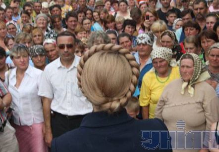 Юлія Тимошенко на зустрічі з підприємцями Калинівського ринку у Чернівцях. Тимошенко ініціює створення урядової комісії з вивчення ситуації на Калинівському ринку, підтопленому внаслідок стихії. За словами Тимошенко, комісія має відпрацювати зміни до діючого українського законодавства, спрямовані на захист підприємців, які працюють на ринках України. Юлія Тимошенко повідомила, що урядова комісія, крім розробки нормативної бази, вивчить ситуацію з підтопленням, яке відбулося на ринку внаслідок повені, а також розгляне ситуацію з незаконними забудовами, які могли вплинути на зміну русла річки.