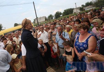 Юлія Тимошенко в с. Костичани Новоселицького р-ну Чернівецької обл. Під час відвідин Чернівецької обл. Тимошенко повідомила, що уряд не запроваджуватиме жодних обмежень щодо складання реєстрів постраждалих унаслідок повені громадян. Прем’єр закликала мешканців постраждалих населених пунктів у разі виникнення будь-яких непорозумінь з місцевою владою щодо виплати компенсацій звертатися на урядову “гарячу лінію”.