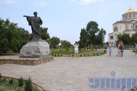 Пьяный сломал крест Андрею Первозванному (фото)