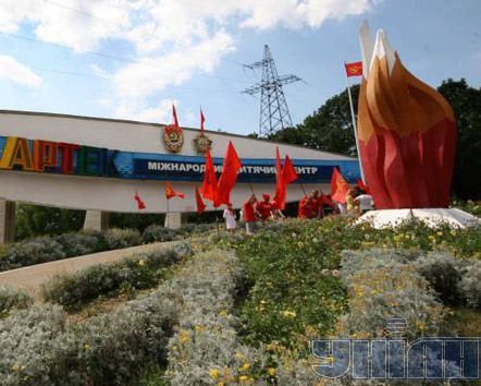 Правоохоронці знімають радянські ордени зі стели в Артеку (5 фото)