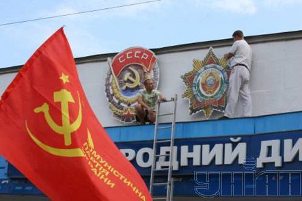 Правоохоронці знімають радянські ордени зі стели в Артеку (5 фото)