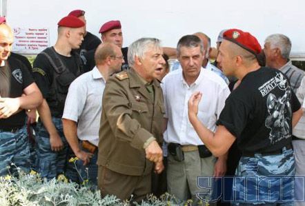 Правоохоронці знімають радянські ордени зі стели в Артеку (5 фото)