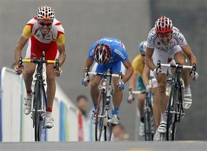 Шоссейную велогонку на Олимпиаде-2008 выиграл испанец (фото)