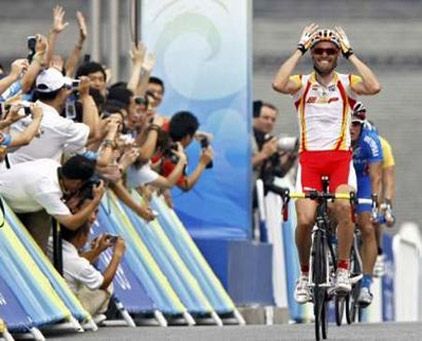 Шоссейную велогонку на Олимпиаде-2008 выиграл испанец (фото)